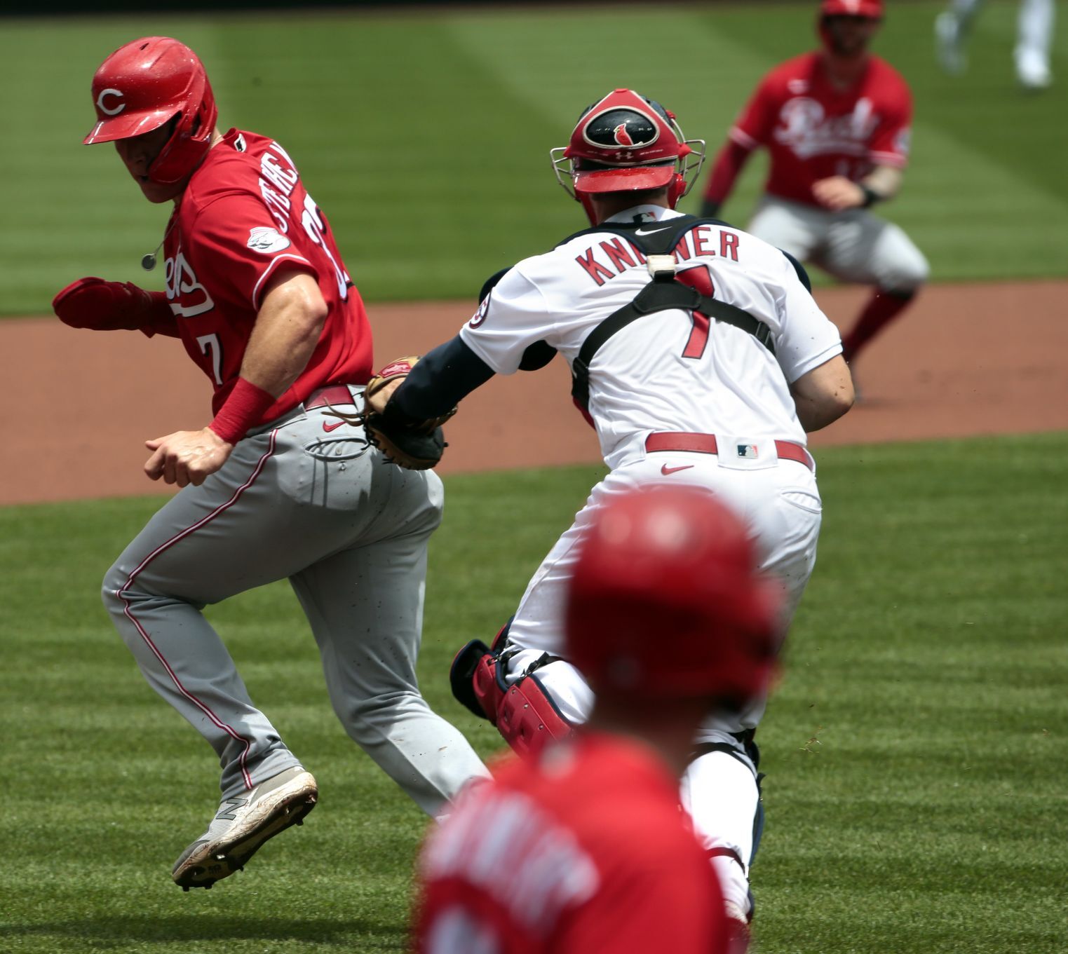 Reds sweep Cardinals 8-7
